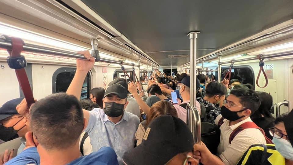 lancelot_se's tweet photo. Transport minister @anthonyloke spent two hours on the Kelana Jaya LRT line today.

He chose the peak period between 5pm - 7pm and did not inform @askrapidkl or the press beforehand.

The DAP sec-gen has also promised to meet with Prasarana's top management within the week. https://t.co/CyrYAr5Z33