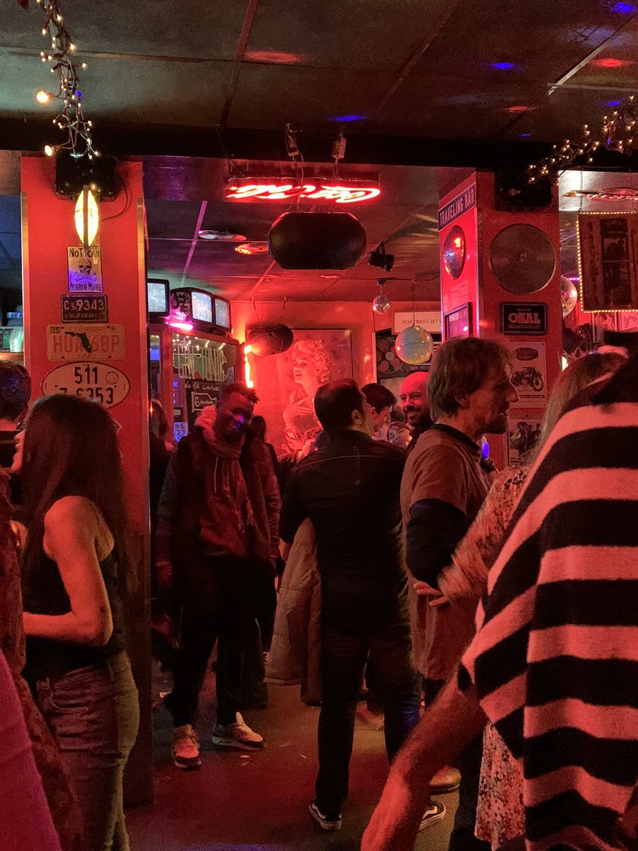karlacasillas20's tweet photo. La noche en el mítico #BarTraveling de
#Lavapies con la Marilyn Monroe de fondo. Que chulo ha sido volver al barrio con @CCarabanya @Sory_Constante y toda la banda #Madrid #Lavapi #night #bardecopas https://t.co/DzyX3ZdROB