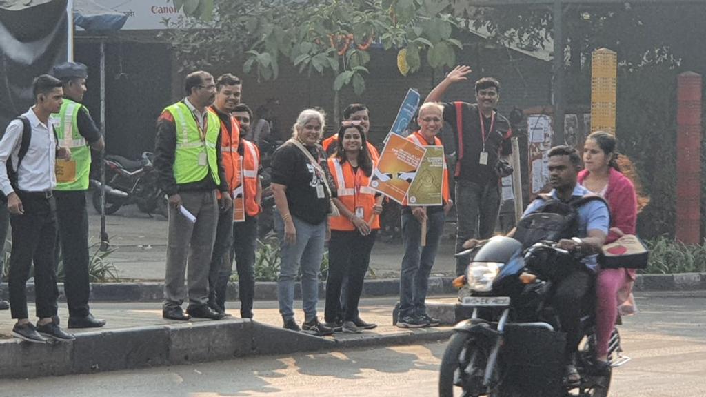 _chetankapoor's tweet photo. From being traffic cops in Pune, to donating blankets in Hyd, to counselling students in Noida &amp; Gurgaon, to regaling children with special needs, to painting the town red all over... #TechMighties had a field day today!
#MahindraVolunteeringDay  
@MahindraRise | @tech_mahindra https://t.co/iWv28OcinX