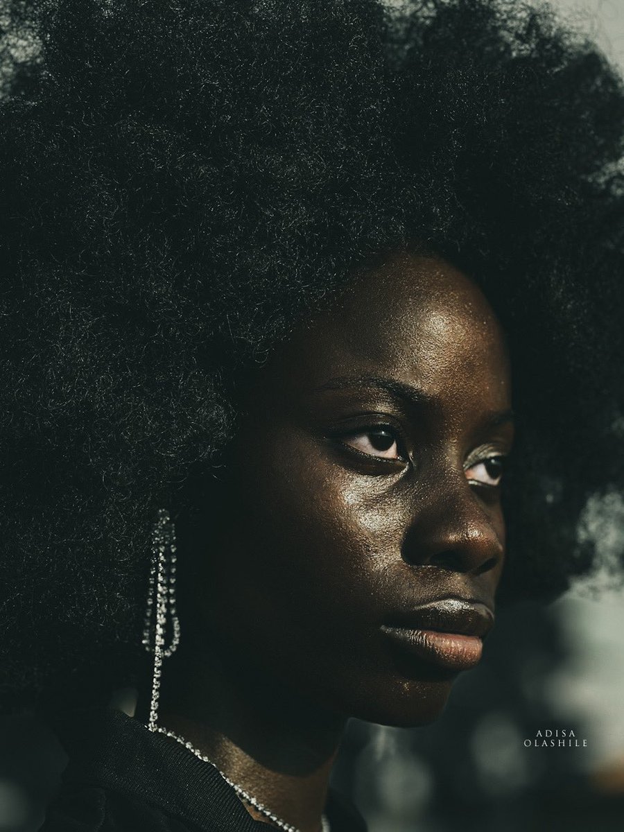 adisaolashile's tweet photo. I saw this beautiful dark skinned lady at an event yesterday and I decided to take her pictures with my phone … what do you guys think ? https://t.co/sOdLVd981B