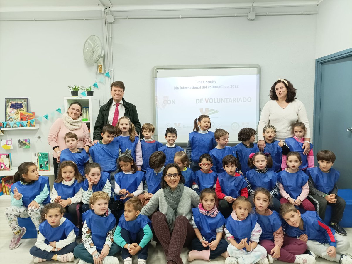 PVSsevilla's tweet photo. Compartimos con las patrullas solidarias del @eeijuliocesar el Día Internacional del Voluntariado. Presente y futuro de la solidaridad en Sevilla a través del aprendizaje-servicio @aps_sevilla @Ayto_Sevilla @IgualdadAND @pvoluntariado @VoluntariadoPAV https://t.co/dVVXy5NoId