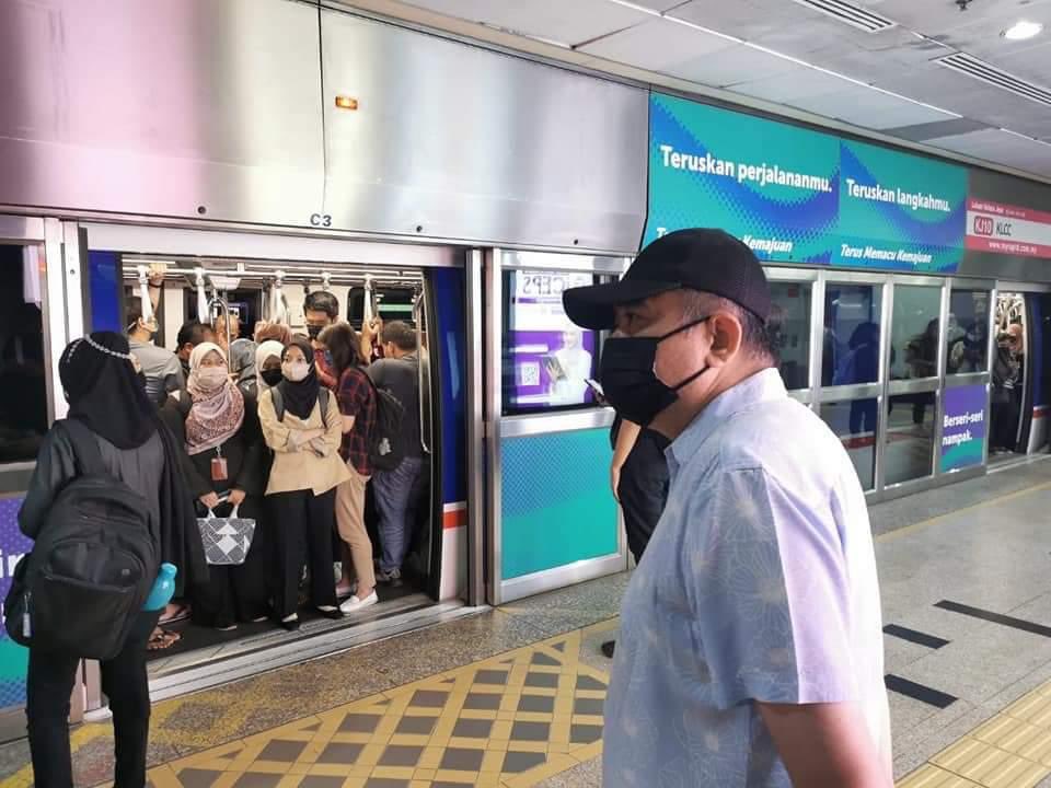 LAJU MENTERI BUAT KERJA! From Anthony loke fb:- Petang tadi, saya meluangkan masa 2 jam untuk meninjau keadaan sebenar perkhidmatan LRT KJ line semasa peak-hour di antara pukul 5-7 petang. Keadaan cukup sesak dalam tren dan sudah tentu tidak selesa kepada penumpang. #MOT