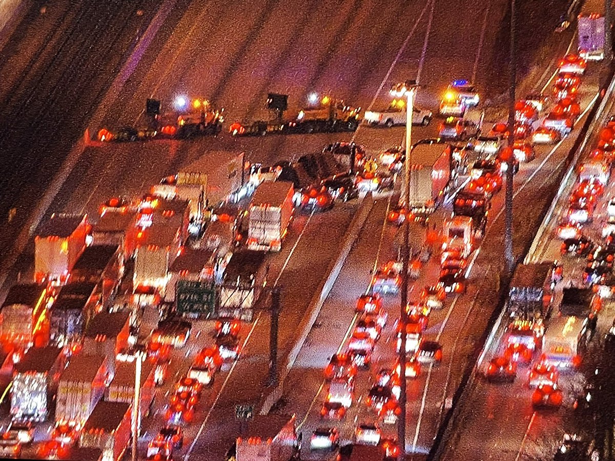 KrisHabermehl's tweet photo. All OB Ryan traffic forced off at 83rd after a deadly crash just beyond. Long gapers delays IB as ISP crash reconstruction begins. Avoid the OB Ryan past the skyway. CTA Red Line suspended 69th>95th w/shuttle buses in place. More at https://t.co/vhbRxBV9TB https://t.co/VevBjQApfi