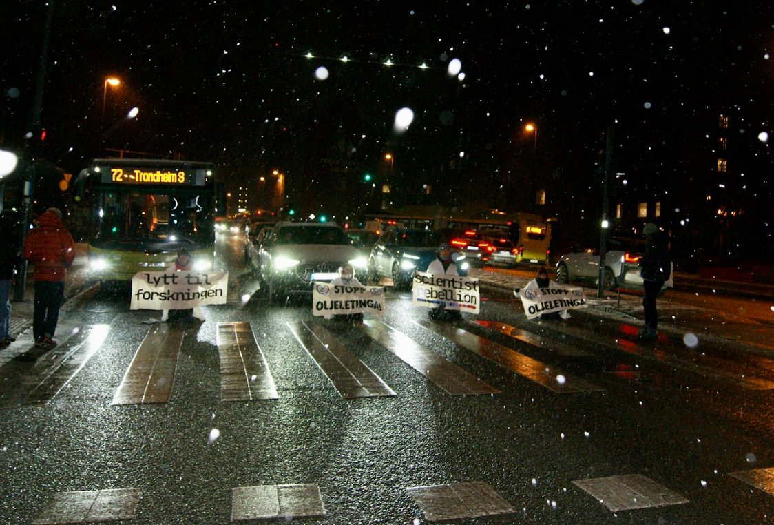🚨SCIENTISTS BLOCK ROAD, ARRESTED🚨
This morning in Trondheim, 15 scientists were banned from the city and 2 were arrested after a road block in support of @StoppOljeleting calling on the Norwegian government to end all oil exploration on the Norwegian continental shelf.
1/🧵