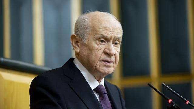 55 yıllık siyasi kariyerinde ülkeye tek bir iğne ucu kadar bile yararı dokunmamış hayatı boyunca ağzından bir tane mantıklı cümle çıkmamış ideolojisinin gençlerini sapkın düşüncelerle yetiştirmiş bu adam demokrasiyle yönetilen ülkende 25 yıldır daima senin geleceğini tayin ediyor