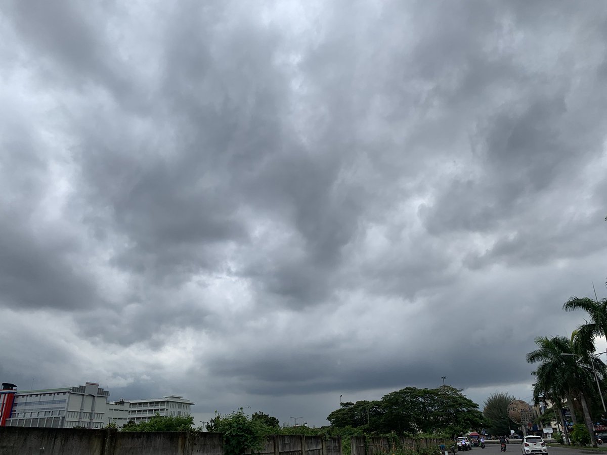 Mhd_fajar17's tweet photo. Langit pun ikut mendung 
02.55 PM https://t.co/wbOuMFJXzQ
