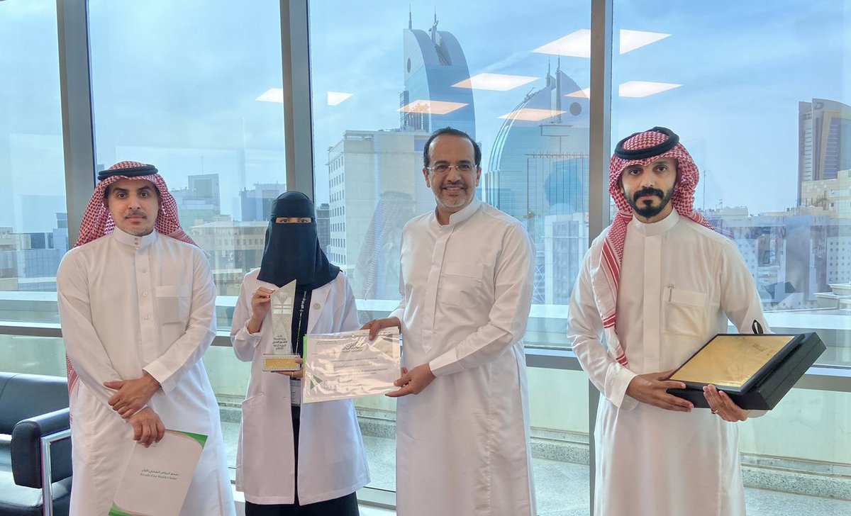 الرئيس التنفيذي لـ #تجمع_الرياض_الصحي_الأول د. صالح التميمي يكرّم فريق التثقيف الصحي؛ لحصولهم على #جائزة_وزارة_الصحة_للتطوع_الصحي في مسار الأفكار الإبداعية لفئة الجهات والفرق التطوعية.