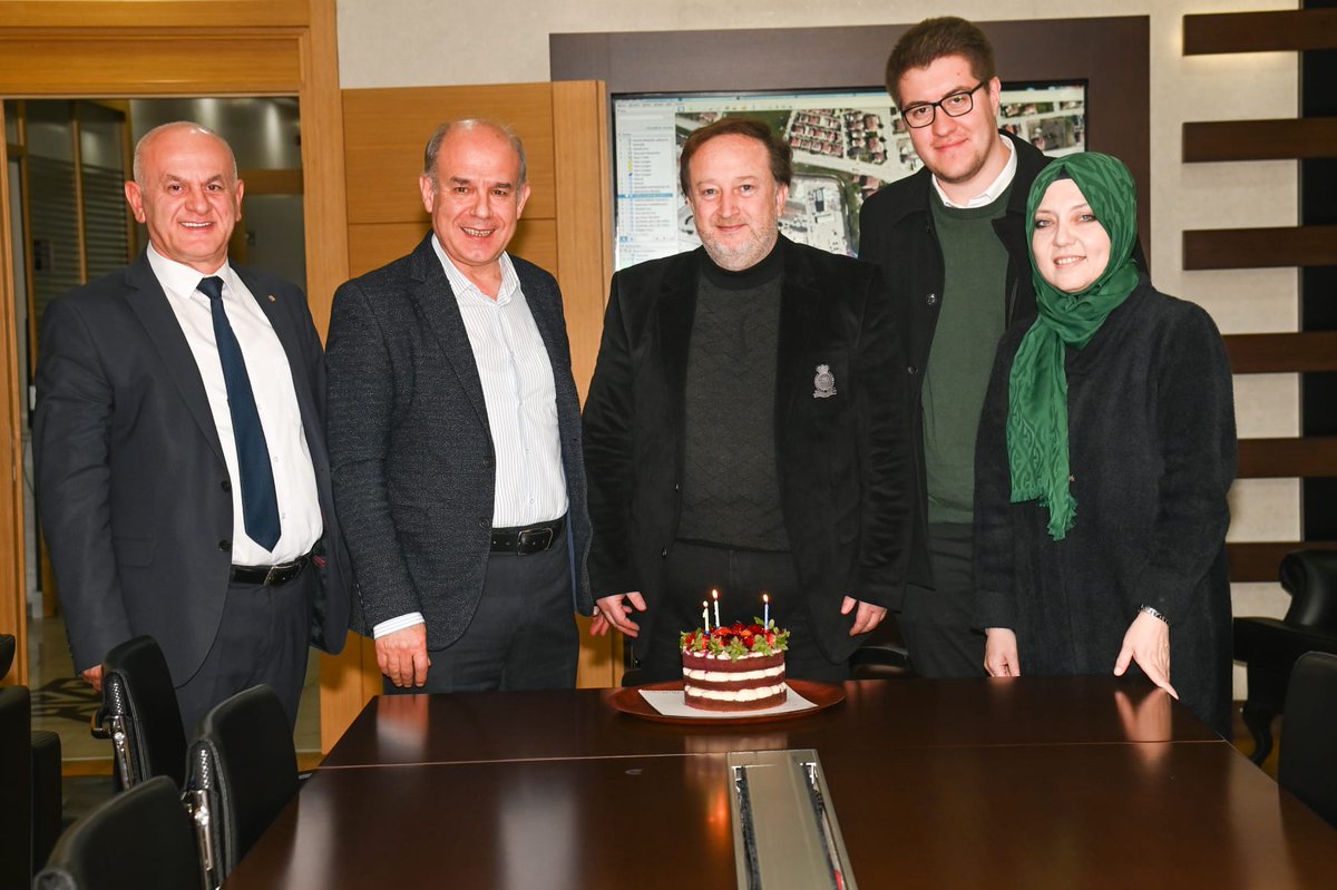 Ziyaret ederek doğum günümü kutlayan AK Parti İlçe Başkanımız <a href="/YusufHocaolu10/">Yusuf Hocaoğlu</a>, Kadın Kolları Başkanımız <a href="/AyferOzsoy10/">Ayfer Özsoy 🇹🇷</a>, Gençlik Kolları Başkanımız <a href="/KY_YILMAZZ/">Kamil Yağız YILMAZ</a>’a teşekkür ediyorum.

Hemşehrilerimizle gönül gönüle Karesi’de hep birlikte nice yıllara erişebilmek dileğiyle.. ☺️