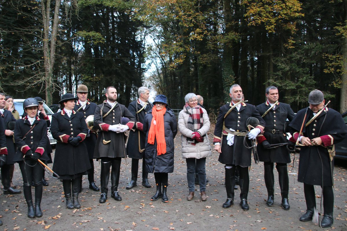 MickaelPERENNEZ's tweet image. Une belle journée en forêt de Lanouée avec la visite de 2 sénatrices venues découvrir la Vénerie
Mmes @FrancoiseGatel  &amp;amp; @JourdaMuriel qui ns ont fait le plaisir d'accepter notre invitation et ainsi  de voir combien nous prenions soins de nos chiens &amp;amp; nos chevaux #ChassePartage