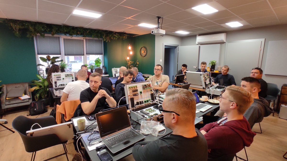 Firma_ROGER's tweet photo. W ostatnim czasie mieliśmy przyjemność poprowadzić szkolenia dla przedstawicieli firm: Volta, Grupa ROMI, Sawel, SECAM, ALKAM SECURITY oraz Genway, podczas których przybliżyliśmy najważniejsze aspekty dotyczące drugiej wersji systemu RACS 5 v2.

https://t.co/acDgccp3M5 https://t.co/MxQ3WDHOvJ