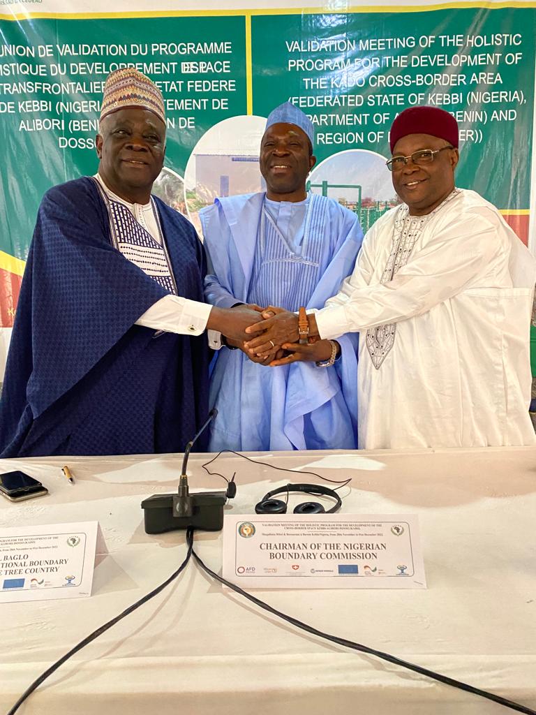 Stronger Together❗

Heads of the Border Commissions from #Benin🇧🇯 #Niger🇳🇪 &amp; #Nigeria🇳🇬 working closely together to develop a cross-border programme in the Kado area to stabilise the #borderlands.🕊

#AUBorderProgramme