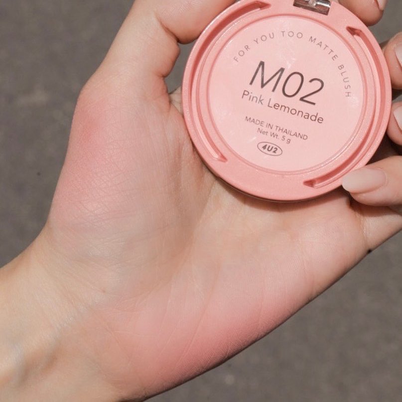 แก้มลูกคุณ🎀ปักหมุด 4u2 for you too blush on รุ่นนี้เค้าออกมา 3 เนื้อ แต่ตัวที่เราชอบมากเป็นรุ่นเนื้อแมตต์ สีM02 สีละมุนมาก ให้ฟิวลุคคุณหนูสายเกาไปอีก ใครชอบแก้มชมพูละมุน ลองดู ราคาน่ารักเหมือนเดิม159