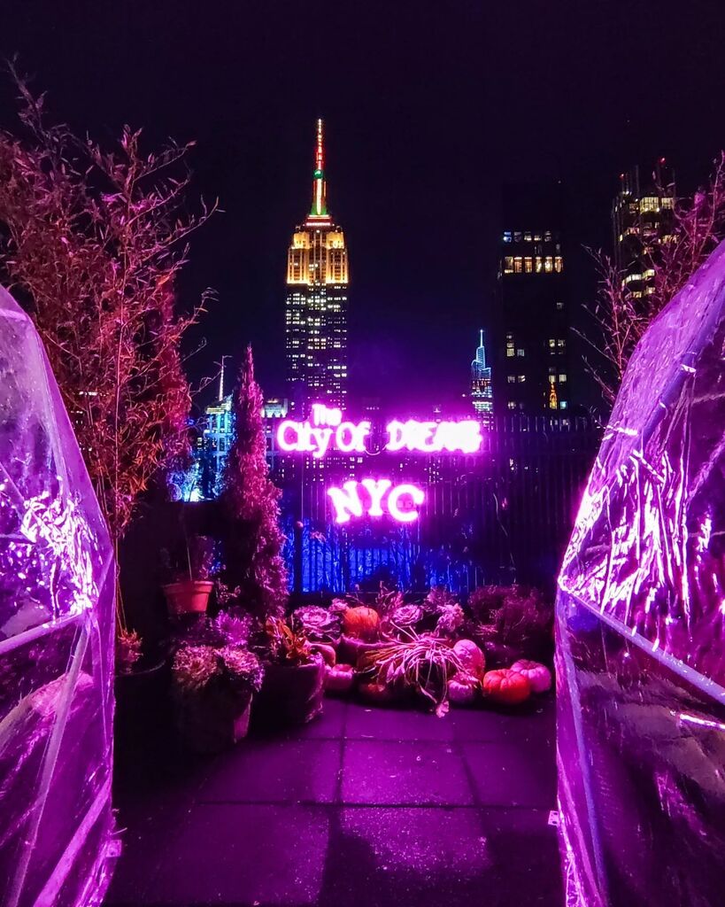 HelloLen's tweet image. Whatever plan you have during your stay in New York, you can't miss the chance to spend at least one evening on a rooftop!
I chose the 230 rooftop on the 5th Avenue.
The view was amazing, and there are little photo-ready corners for influencers to take s… instagr.am/p/ClyUwChsZFb/