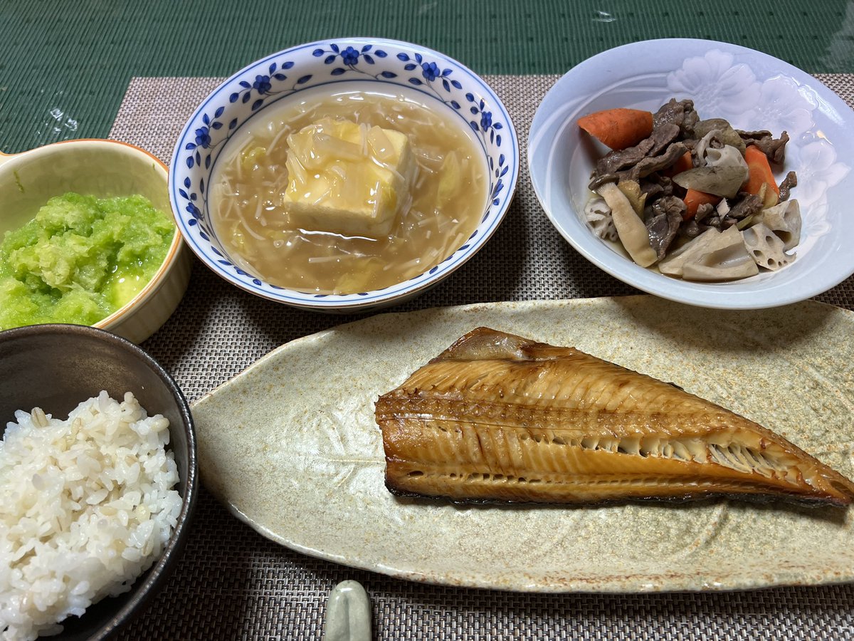 ホッケ開き 白菜とエノキダケのあんかけ豆腐生姜味 牛肉と根菜の煮物 おろし大根の大根おろし 麦ご飯 好きなものばかり並べました✌️