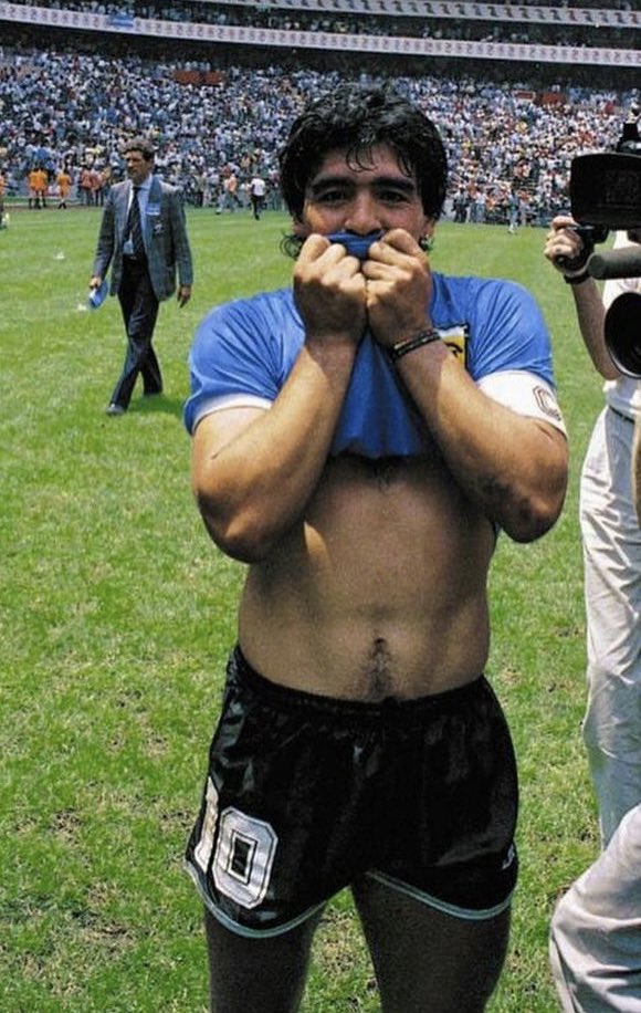 D1OS, ni mechas, ni cuerpo depilado, ni abdominales marcados, no le hacia falta, su fútbol seguirá siendo irrepetible 🇦🇷 ⚽️