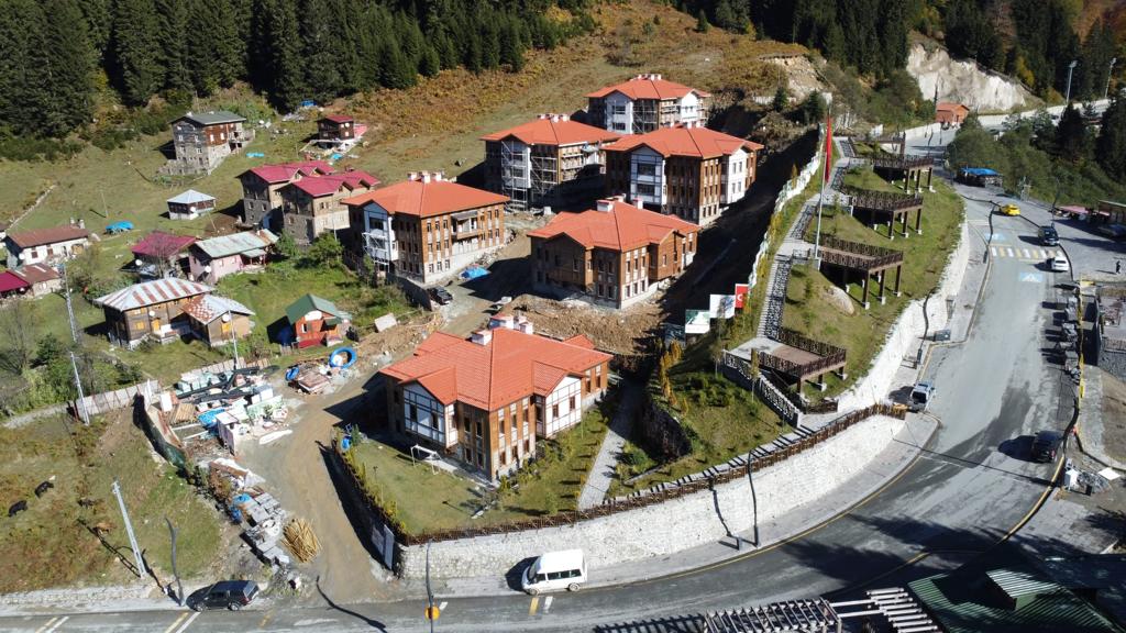 Toki_Kurumsal's tweet photo. TOKİ Başkanımız Ömer Bulut, Rize Ayder Yaylası Yenileme ve Koruma Projesi kapsamında yapımı devam eden konaklama birimleri ve termal otelin şantiyesinde incelemelerde bulundu. https://t.co/QYHle9TirO