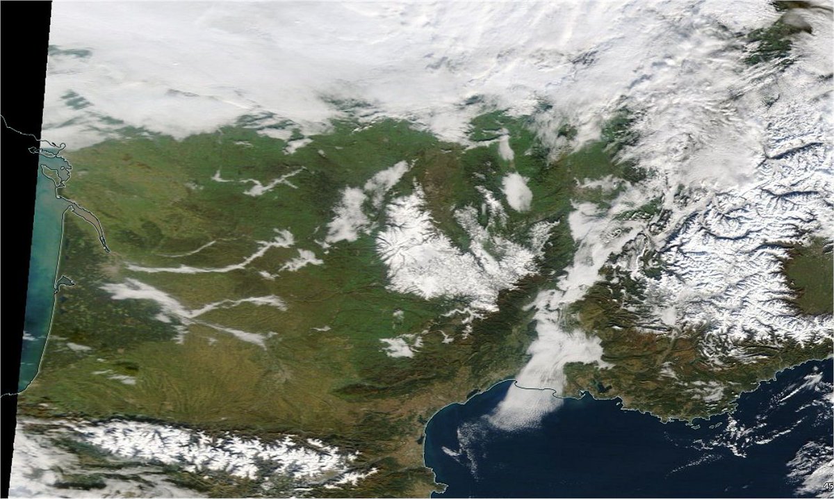 Brouillards dans les vallées ce lundi et #neige sur le sud-est du Massif-Central, le sud des #Alpes et versants sud des #Pyrénées se distinguent sur l'image satellite NASA/Modis. 
