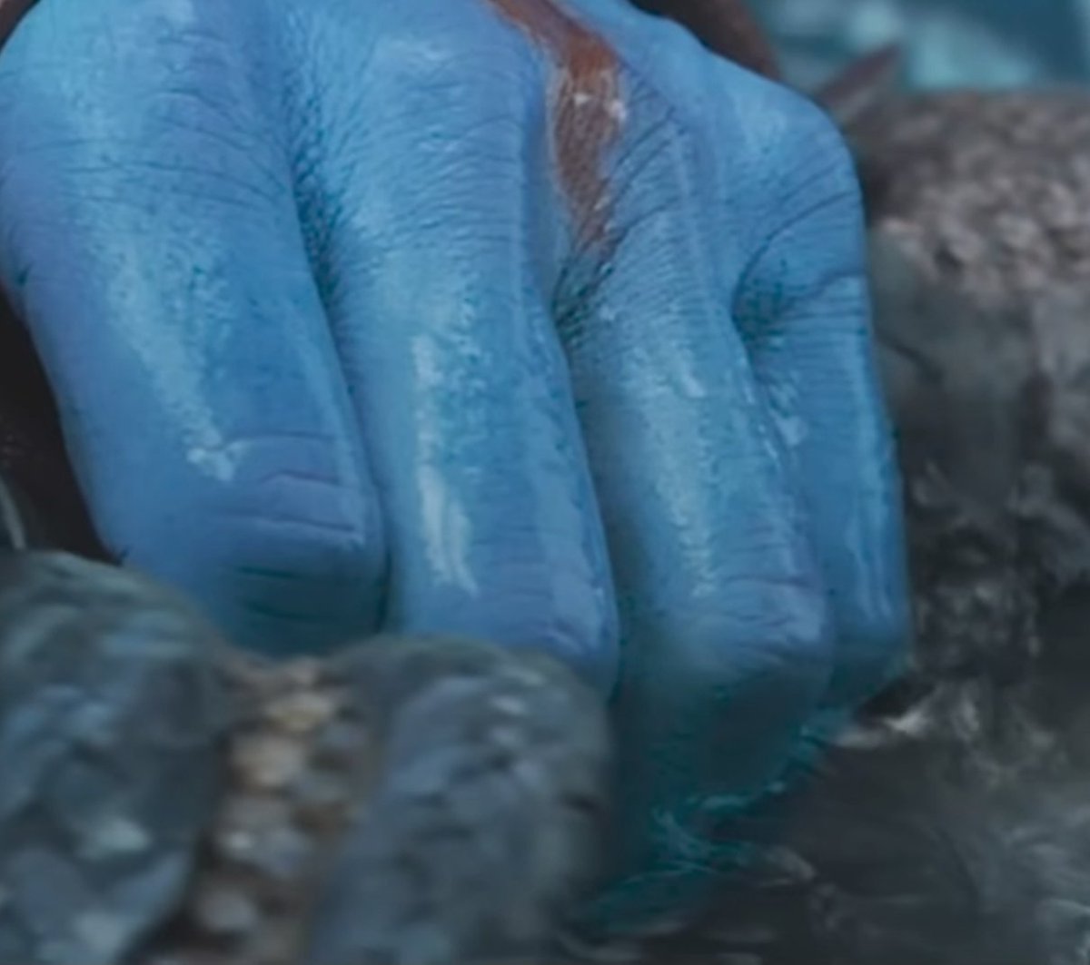 itstytanic's tweet photo. @SirWrender If you frame-by-frame that original shot, you can see a pretty clear blue overlay where his fingers dip into the water. It's not an element that's being refracted by the water. Just a roto'd blue card. The footage is an actor in bodypaint with some quick compositing over top https://t.co/y3D9DE7CG5
