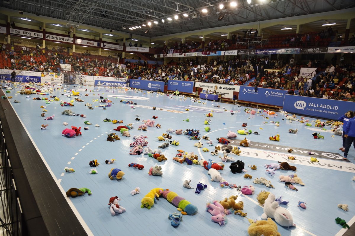 Lunes jodido...
Ayer, por mucho que lo intentamos, no logramos estar a la altura de nuestra afición contra un rival que fue superior.
¡Gracias por ese ambientazo, por ese apoyo!
Hoy, todavía más orgulloso que ayer de mi EQUIPO.
📸 Rodrigo Jiménez