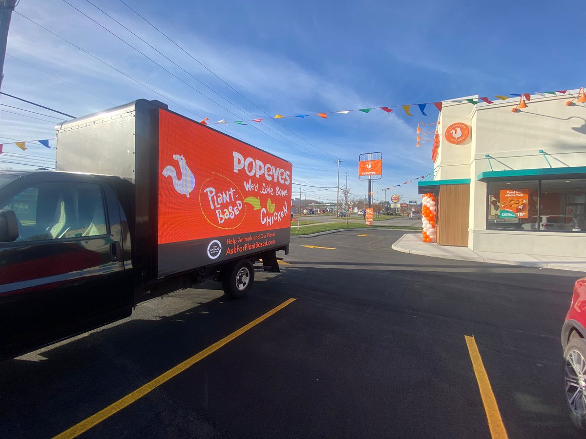 meatreducer's tweet photo. @Popeyes .@Popeyes, did you hear about our mobile billboard at your grand opening in Oneida, NY calling you out for your lack of plant-based menu options? Be a true original by announcing a #PlantBased chicken sandwich! Do you copy? https://t.co/dvWpYnDFpY