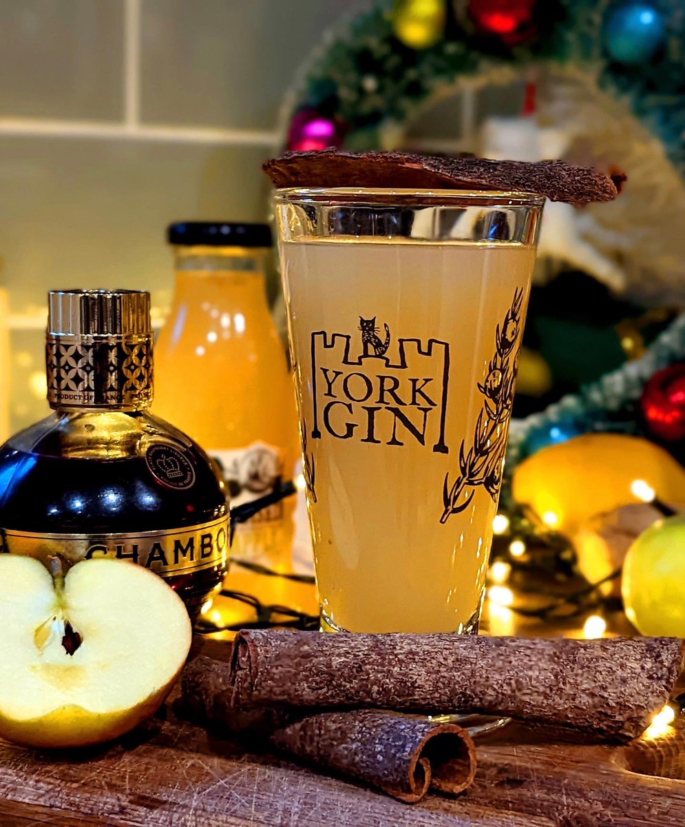 yorkgin's tweet photo. SPICED APPLE CHRISTMAS GIN 
Last day for pre-orders (with £3 off).

Warming spices (cinnamon, cloves &amp; ginger) make this deliciously festive gin a perfect antidote to the shivers of the season. Enjoy in front of the fire and the tree. 🔥🎄

Don’t miss out!
https://t.co/73iZgd2OLQ https://t.co/aMgNuwNxiu