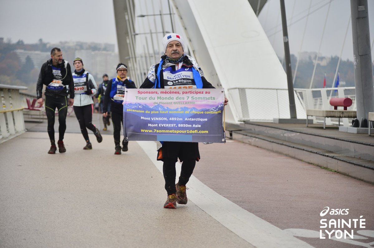 flo7449's tweet photo. 1 km avant l'arrivée, puis à l'arrivée de la #SaintExpress : on sort la banderole #7Summits !! https://t.co/aWOdpC6NMM