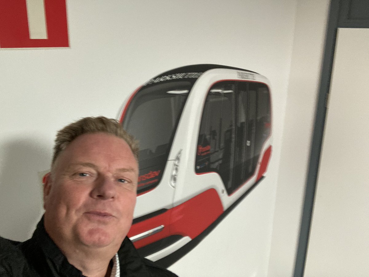 Zojuist met <a href="/HWesterdijk/">Harriet Westerdijk</a>, ZF en Transdev een ritje gemaakt in de nieuwe Parkshuttle. Leuk te zien dat allerlei inwoners en bezoekers van Rivium met ons meereisde. Mogelijk gemaakt door <a href="/Capelle_IJssel/">gemeente Capelle aan den IJssel</a> en <a href="/Metropoolregio/">MRDH</a>