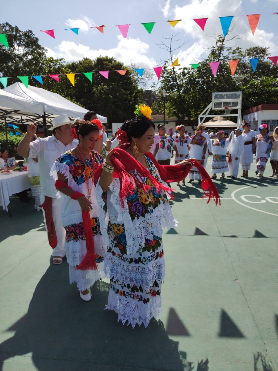 #Cultura un bien intangible y atractivo turístico de #PuertoMorelos son sus #FiestasReligiosas en honor de la #VirgenDeGuadalupe preside este #GremioDeTrabajadores <a href="/BlancaMerariPM/">Blanca Merari Puerto Morelos</a> Presidenta Municipal del <a href="/PtoMorelosAyto/">Ayto. Puerto Morelos</a> <a href="/LilianJVC/">Lilian Villanueva</a> <a href="/mapachestec/">@MAPACHESTec</a> <a href="/saori_rosel/">Saori Rosel</a> <a href="/Fridasofia_27/">Frida Sofía</a> <a href="/jfla/">J.Fla (◕‿◕✿)</a>