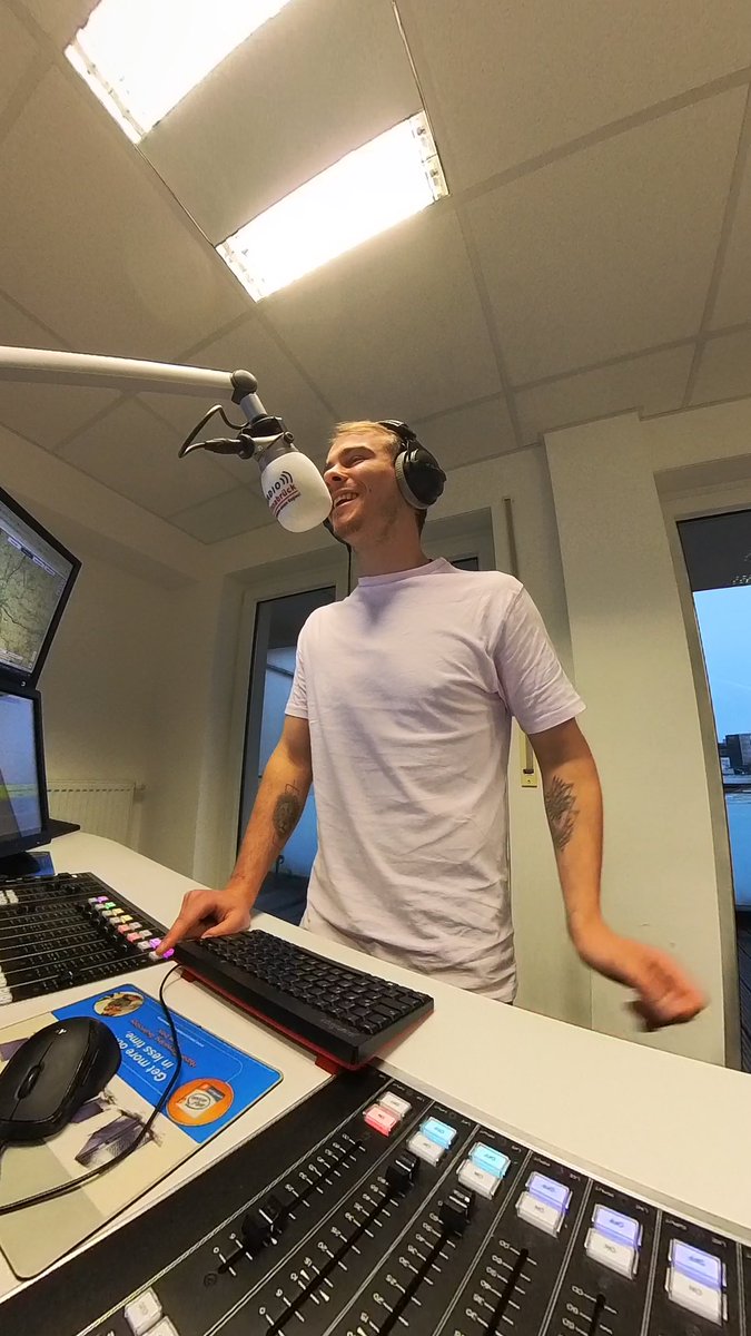 SeetThis's tweet photo. Wenn ich glücklich bei der Arbeit bin 
#arbeit #radio #radiomoderator #radiomoderator #osnabrück #live #life #gay #tattoo https://t.co/lMKFpQ6Iun