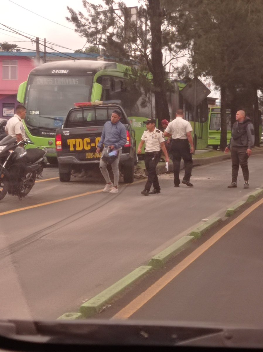 #traficogt patrulla empotrada en vía del Transmetro <a href="/amilcarmontejo/">Amilcar Montejo</a>