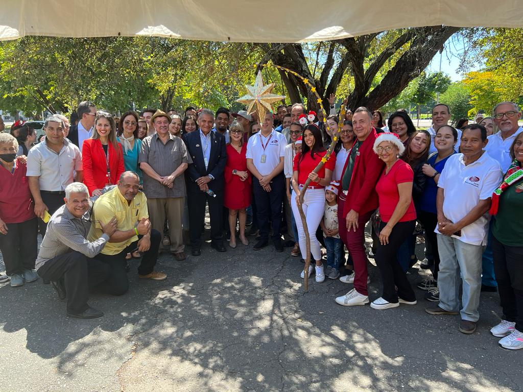 Con gran alegría, el Campus La Morita celebró el inicio de la navidad con la lectura del pregón, el Encendido de la Cruz y del árbol de navidad. La rectora <a href="/jessydivo/">Jessy Divo De Romero</a> acompañó la actividad donde reinó la unión y deseos de esperanza y fe para todos los ucistas.