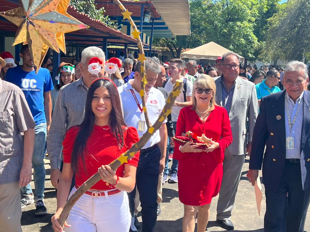 UCarabobo's tweet photo. Con gran alegría, el Campus La Morita celebró el inicio de la navidad con la lectura del pregón, el Encendido de la Cruz y del árbol de navidad. La rectora @jessydivo acompañó la actividad donde reinó la unión y deseos de esperanza y fe para todos los ucistas. https://t.co/f6Y0uLMJvb