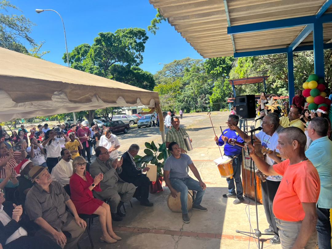 UCarabobo's tweet photo. Con gran alegría, el Campus La Morita celebró el inicio de la navidad con la lectura del pregón, el Encendido de la Cruz y del árbol de navidad. La rectora @jessydivo acompañó la actividad donde reinó la unión y deseos de esperanza y fe para todos los ucistas. https://t.co/f6Y0uLMJvb