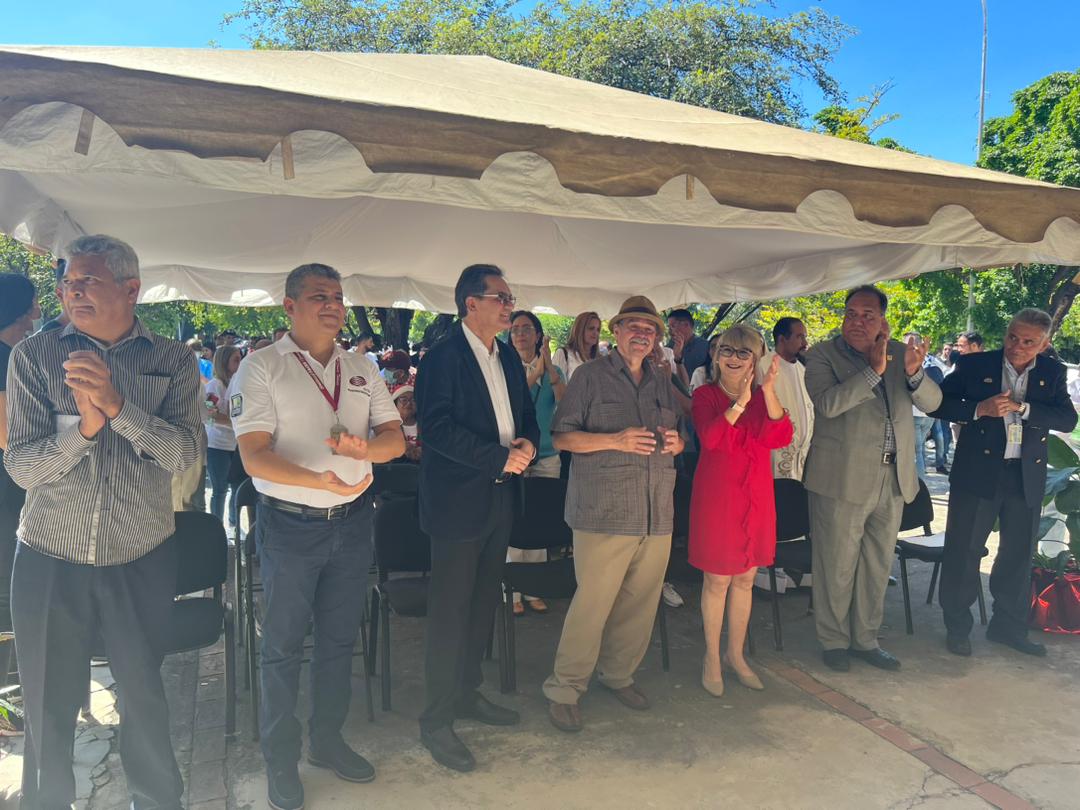 UCarabobo's tweet photo. Con gran alegría, el Campus La Morita celebró el inicio de la navidad con la lectura del pregón, el Encendido de la Cruz y del árbol de navidad. La rectora @jessydivo acompañó la actividad donde reinó la unión y deseos de esperanza y fe para todos los ucistas. https://t.co/f6Y0uLMJvb