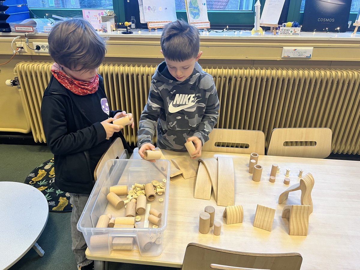 MissCarlaD's tweet photo. Who said 7 years old would not play with loose parts? Fantastic creative play using loose parts. An invitation that incorporates, not only #math, also patience, team building, risk, think… #pypteacher #ibschool #pypschool #ipshilversum #inquiryapproach https://t.co/7575WYegkC