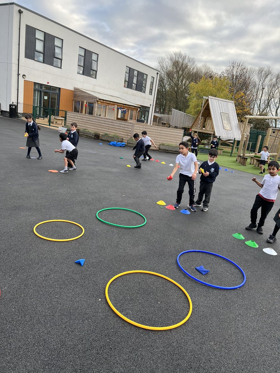 SmithdownPrimY2's tweet photo. We had lots of fun this afternoon practising both over and under arm throws in P.E! #Smithdownpe #2SRSuperstars #accuracy #throwing #makingpefun https://t.co/UH9TuuyRsU