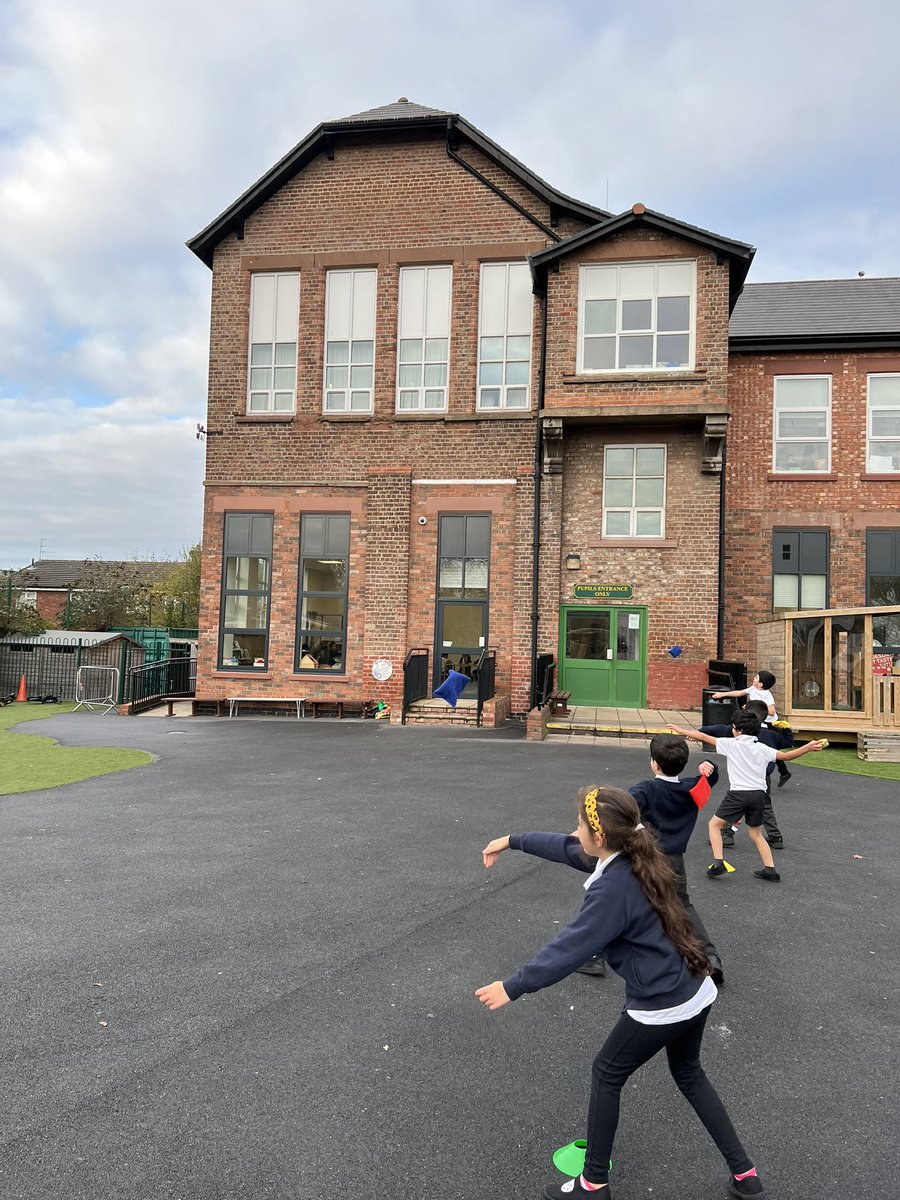 SmithdownPrimY2's tweet photo. We had lots of fun this afternoon practising both over and under arm throws in P.E! #Smithdownpe #2SRSuperstars #accuracy #throwing #makingpefun https://t.co/UH9TuuyRsU
