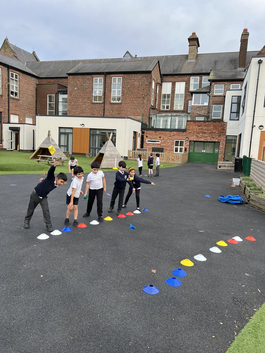 SmithdownPrimY2's tweet photo. We had lots of fun this afternoon practising both over and under arm throws in P.E! #Smithdownpe #2SRSuperstars #accuracy #throwing #makingpefun https://t.co/UH9TuuyRsU