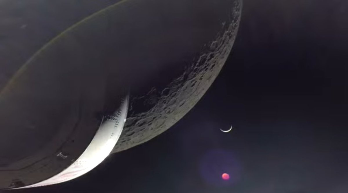 TechSpatiales's tweet photo. Un croissant de Terre visible depuis Orion, juste après son survol de la Lune. 😍 https://t.co/Zwg5G5EgAm