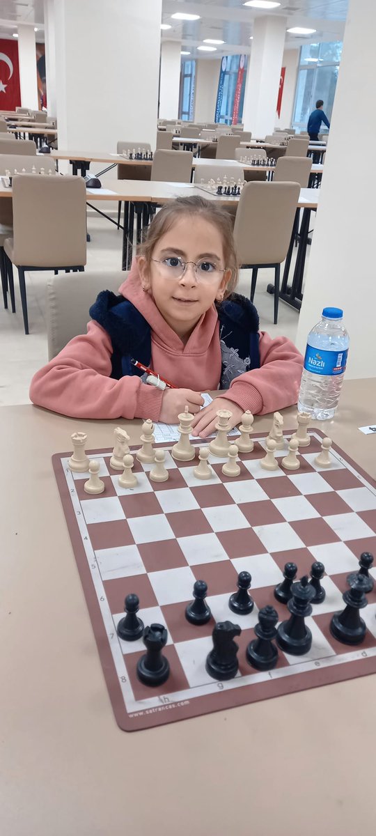 Bir başarıda Aylin kızımdan. Denizli il birinciligi  minikler turnuvasında Öğrencim Aylin Ün 5 te 3 yaparak zorlu rakiplerinin arasında başarısını  tescilledi.  Tebrik ederim kızım. 😊 <a href="/kalekemalaraci/">Mehmet ve Kemal Aracı İO</a> <a href="/totak2066/">Nurettin TIKIM</a> <a href="/Huseyintekin200/">Hüseyin Tekin</a> <a href="/DenizlideO/">DenizlideBirÖğretmen</a> <a href="/AysegulGuzel11/">Aysegul Guzel-MEB</a> <a href="/un_mumtaz/">mümtaz ün</a>