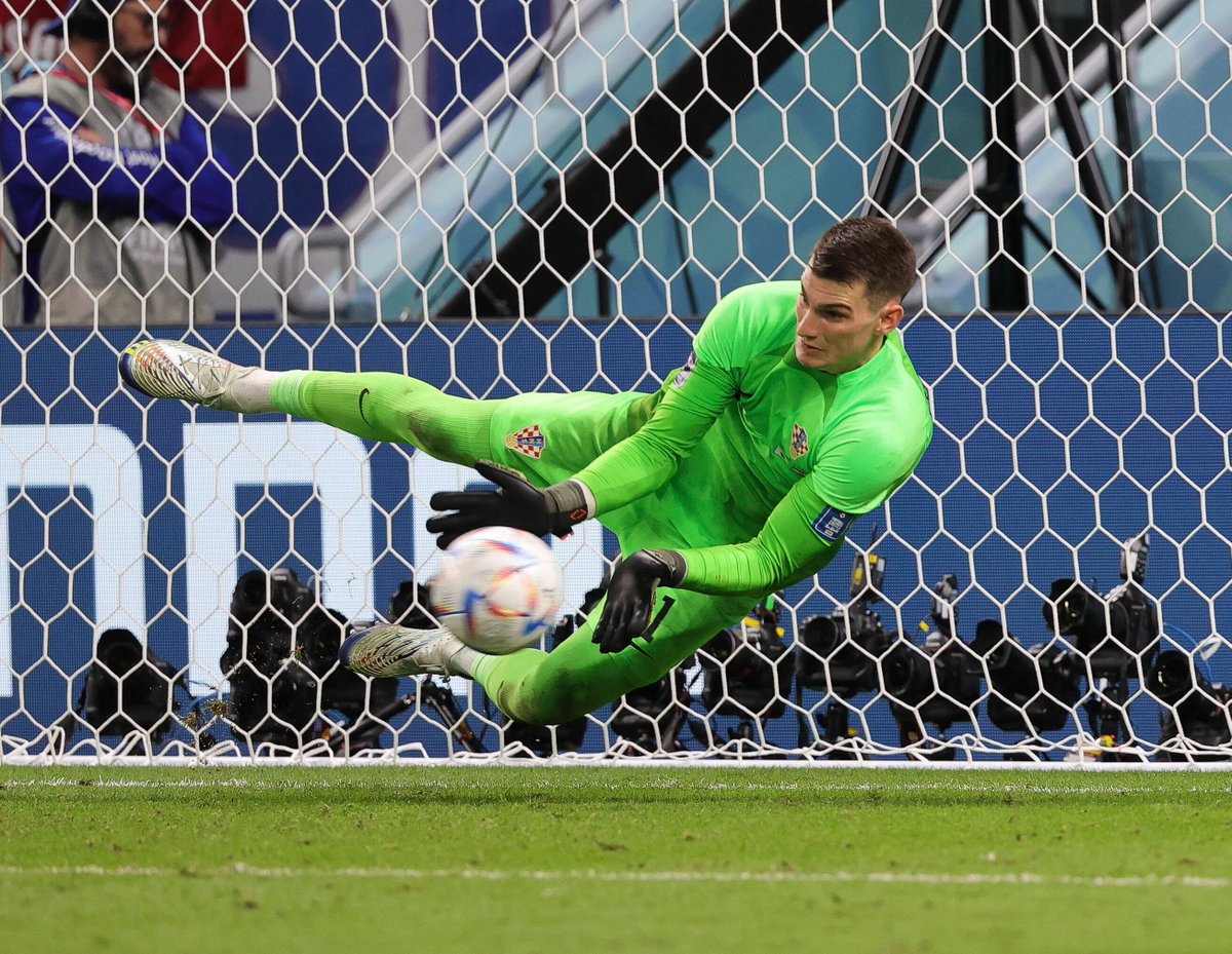 Sofascore's tweet photo. ⚠️ | QUICK STAT

Only three goalkeepers have ever saved three penalties in a single #FIFAWorldCup penalty shootout:

🇵🇹 Ricardo v England in 2006
🇭🇷 Danijel Subašić v Denmark in 2018
🇭🇷 Dominik Livaković v Japan at #Qatar2022 

It's simply a Croatian thing. 😏

#JPNCRO https://t.co/OUleWxlFPB