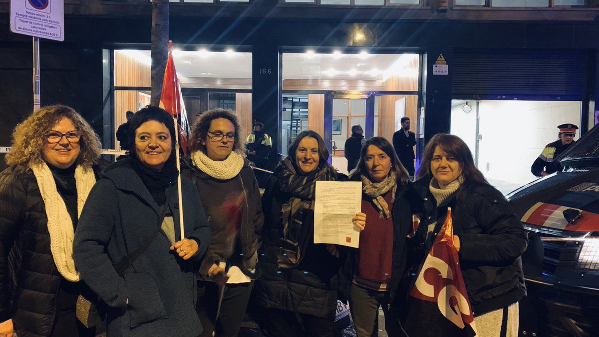 Sr. <a href="/perearagones/">Pere Aragonès i Garcia</a> acabem d'entregar a la seu d'<a href="/Esquerra_ERC/">Esquerra Republicana</a> aquest manifest per fer-li saber a vostè i a la gent del seu partit el malestar del col.lectiu #PAE d'<a href="/educaciocat/">Educació</a> . Exigim més respecte i més recursos pel personal que atén a l'alumnat català. <a href="/JosepGCambray/">Josep G. Cambray</a>