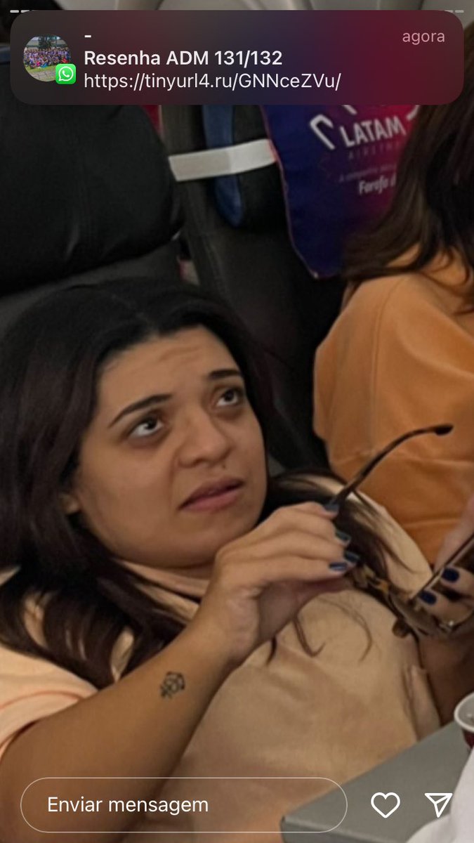 Luksrx's tweet photo. E ela começou entregando cedo, a cara da Pequena Lo no voo pra Farofa da Gkay #farofadagkay https://t.co/dV64FZzkmr