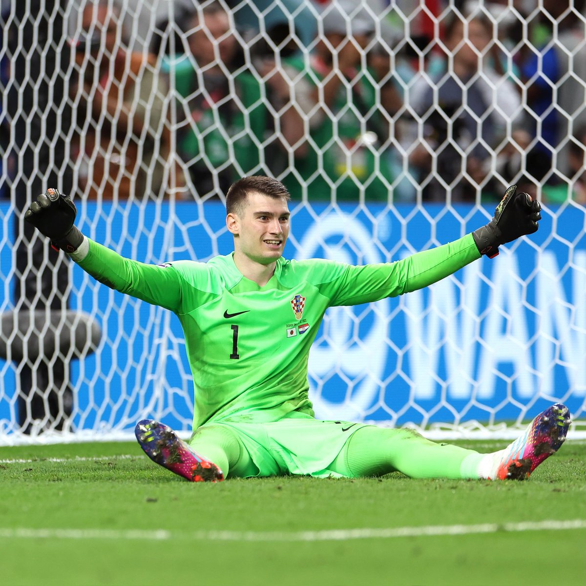 PortalOffside's tweet photo. ¡ CROACIA A CUARTOS DEL MUNDIAL !

[#FINAL] Luego de empatar 1-1 en los 90', #Croacia🇭🇷 venció 3-1 en penales a #Japón🇯🇵 por los octavos de final de la #FIFAWorldCup. 

#CRO 1(3)-1(1) #JPN https://t.co/mbBvR5ueVh