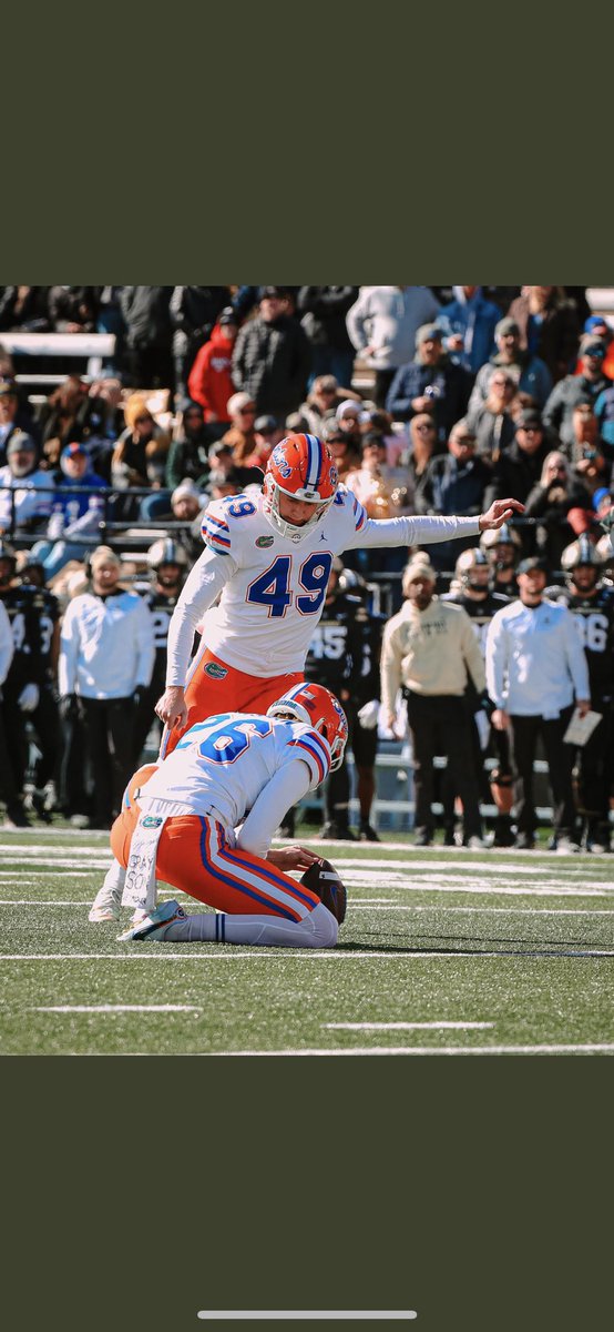 janik_123's tweet photo. Gators Football President’s Award to UF kicker ⁦@MihalekAdam⁩ for outstanding contribution to the team’s success. Way to go #49! We are all super proud of you! Keep working hard! 🐊🏈🔵🟠 ⁦@GatorsFB⁩ #GoGators #wiregrassfootball https://t.co/CMCMw8i3L7
