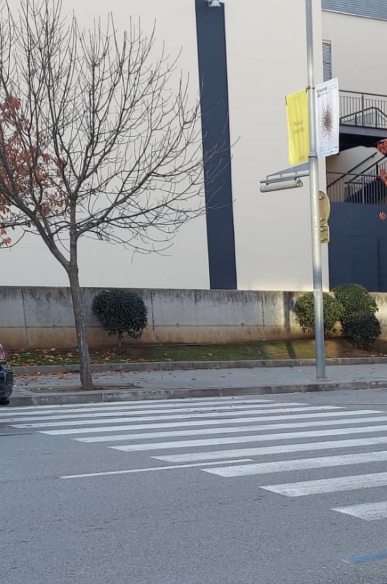 annaplanas_'s tweet photo. En voler passar pel pas de vianants de C/Miquel Martí i Pol, 13 (Girona) m’he trobat que no hi ha rampa per cap de les dues bandes… com és possible? He hagut de baixar de la cadira i travessar a peu aprofitant que anava acompanyada. Fem les ciutats accessibles per a tothom!!♿️ https://t.co/8XwXoMW5Bz