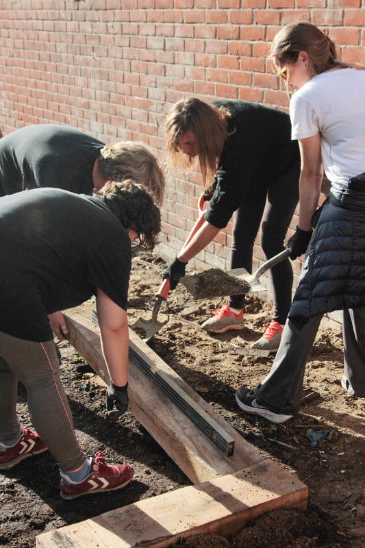 EasternCurve's tweet photo. On #internationalvolunteerday + #hackneyadvent22 Day 5, a big thanks to the hardworking Dalston Curve Garden volunteers! As well as caring for plants & supporting community programmes, they’ve been transforming space into an outdoor classroom & kitchen garden! #GrowBackGreener https://t.co/WVMcggPbq4