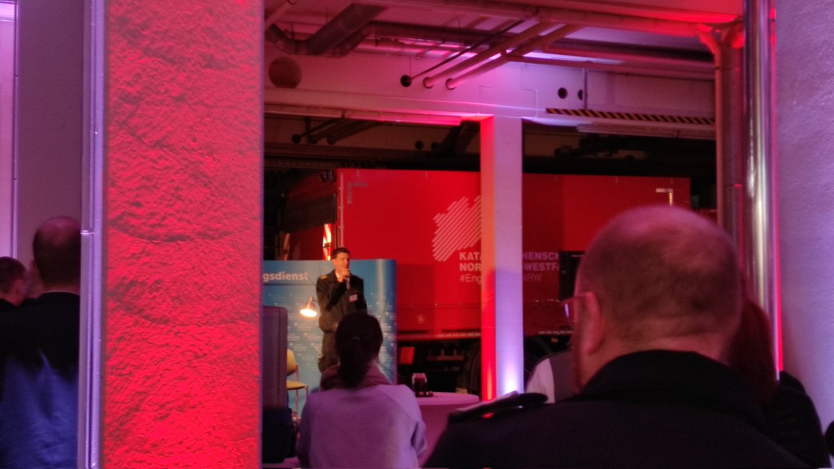StephKotalla's tweet photo. Heute mal in Werne beim #BarbaraFest 🌸 der 🚒🚨🚒 @FW_Bochum mit @RaphaelDittert und @MaxiPischel. Es fehlt ein Vorleser mit rheinischem Akzent. Ich hätte meine Ma mitbringen können 🤣😁 https://t.co/7P6iiErtrH