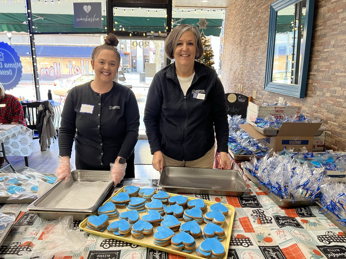 We partnered with United Way of Greater Milwaukee &amp; Waukesha County and Mama Ducky’s Desserts   to make over 2,000 cookies for the Waukesha Christmas parade yesterday. 🎄 🍪

#LandmarkCares #LandmarkCU #Waukeshaparade #Christmas