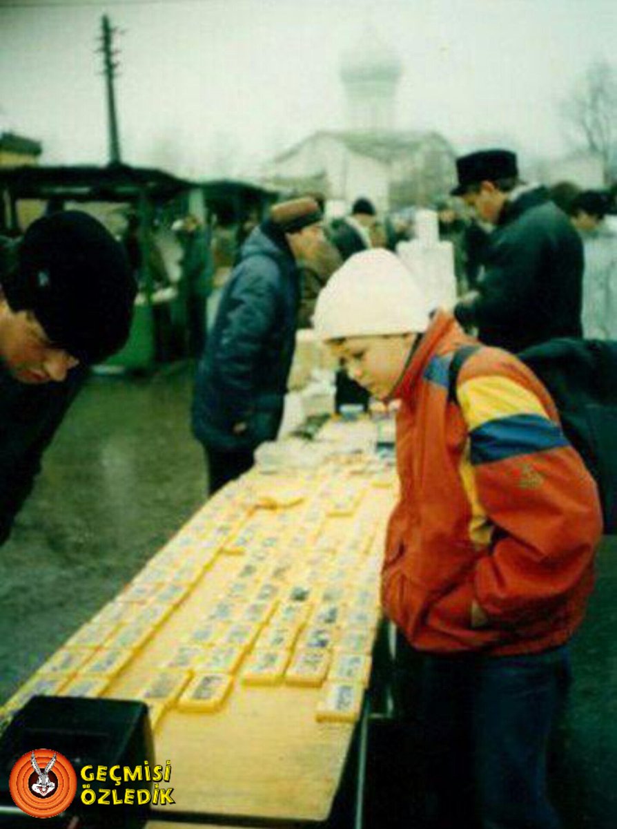 GecmisiOzledik's tweet photo. 1990'lar, pazarda atari kasetlerine bakan bir çocuk. https://t.co/g33CDoaqOd